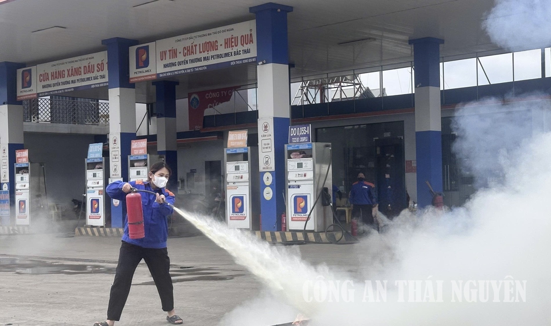 Lực lượng PCCC và CNCH cơ sở xử lý đám cháy ban đầu.