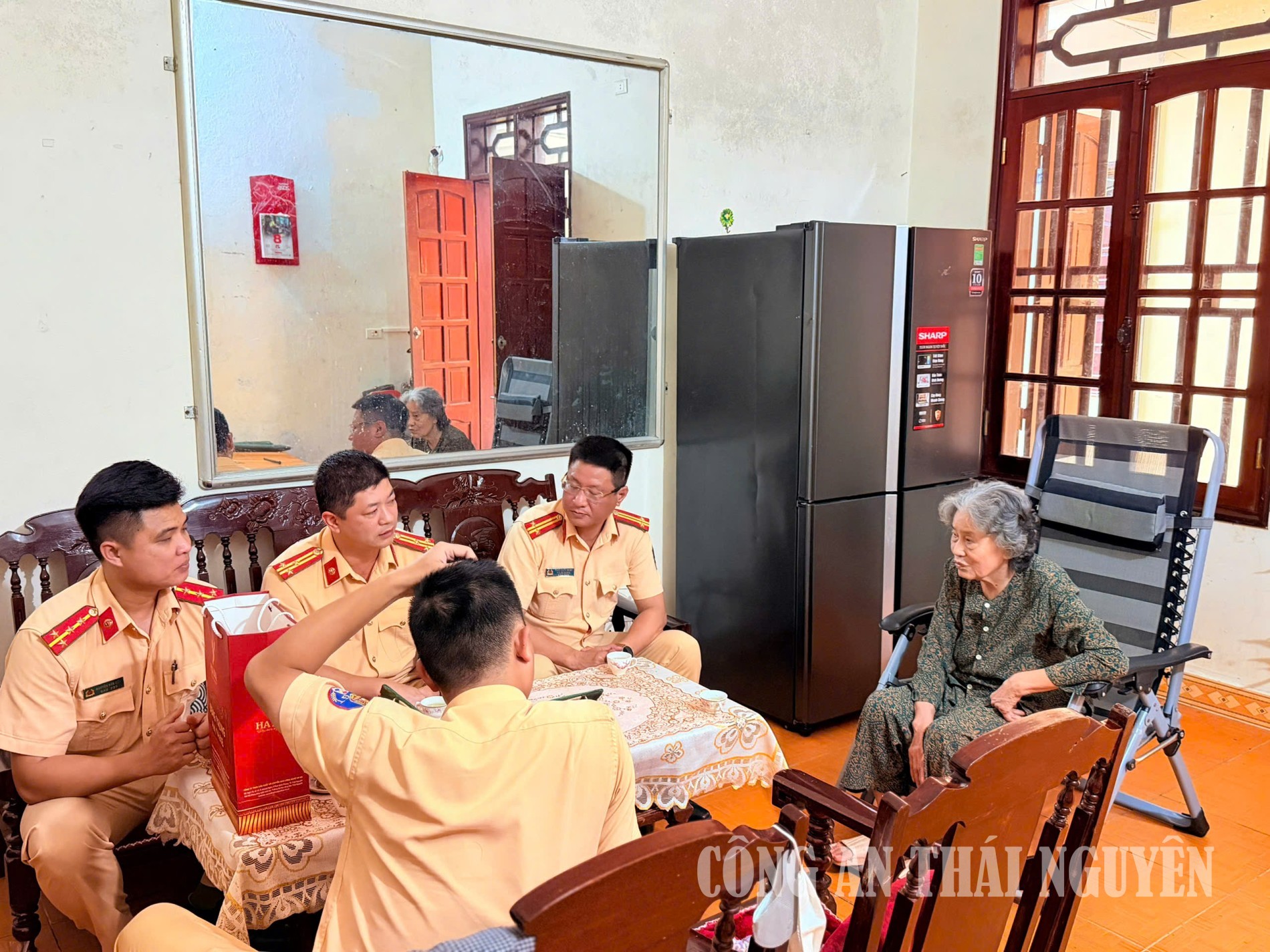 Đoàn công tác thăm hỏi, động viên gia đình thân nhân liệt sỹ của cán bộ, chiến sỹ.