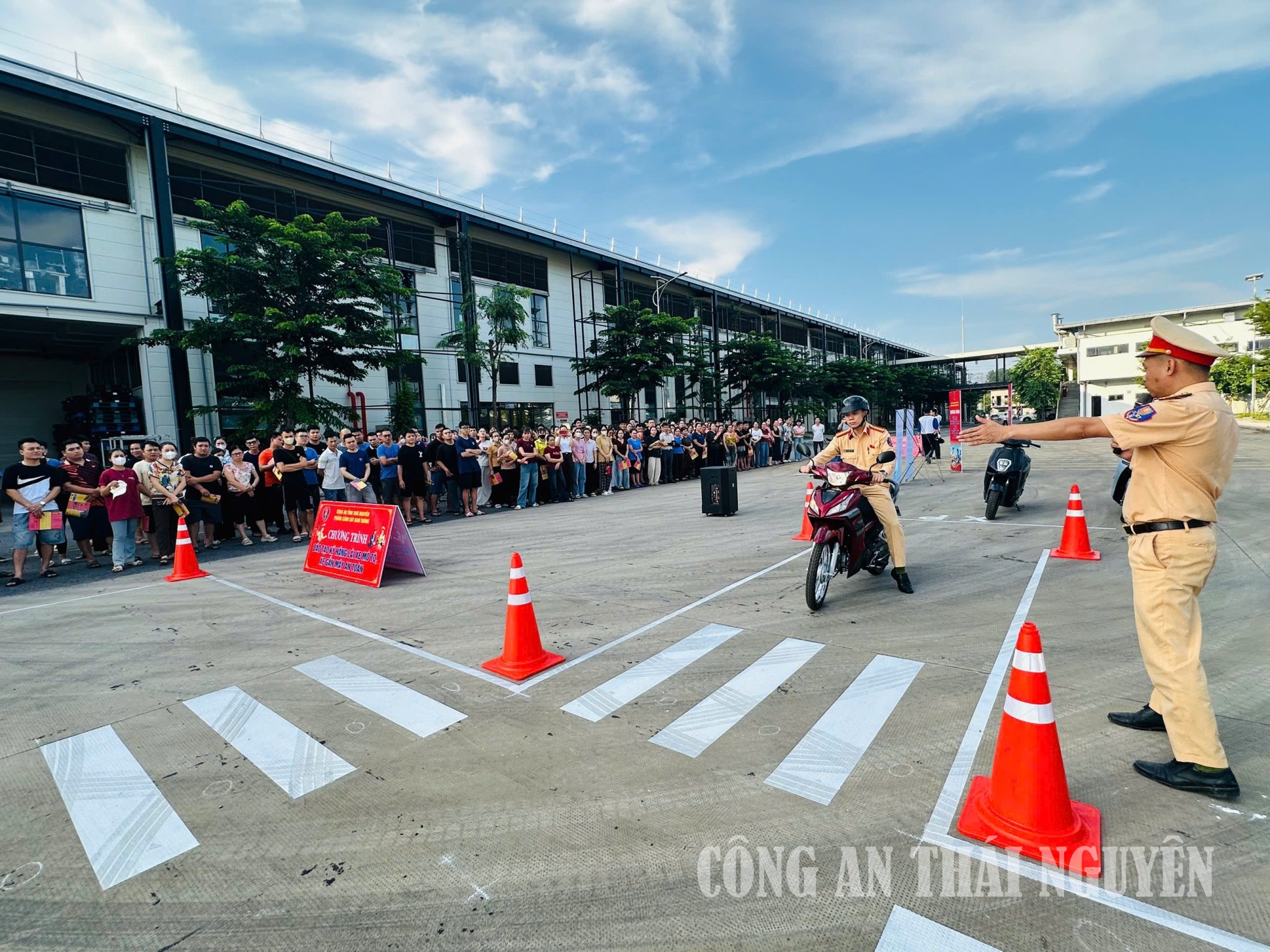 Lực lượng CSGT hướng dẫn các đại biểu thực hành các tình huống khi điều khiển phương tiện xe mô tô trong hình.