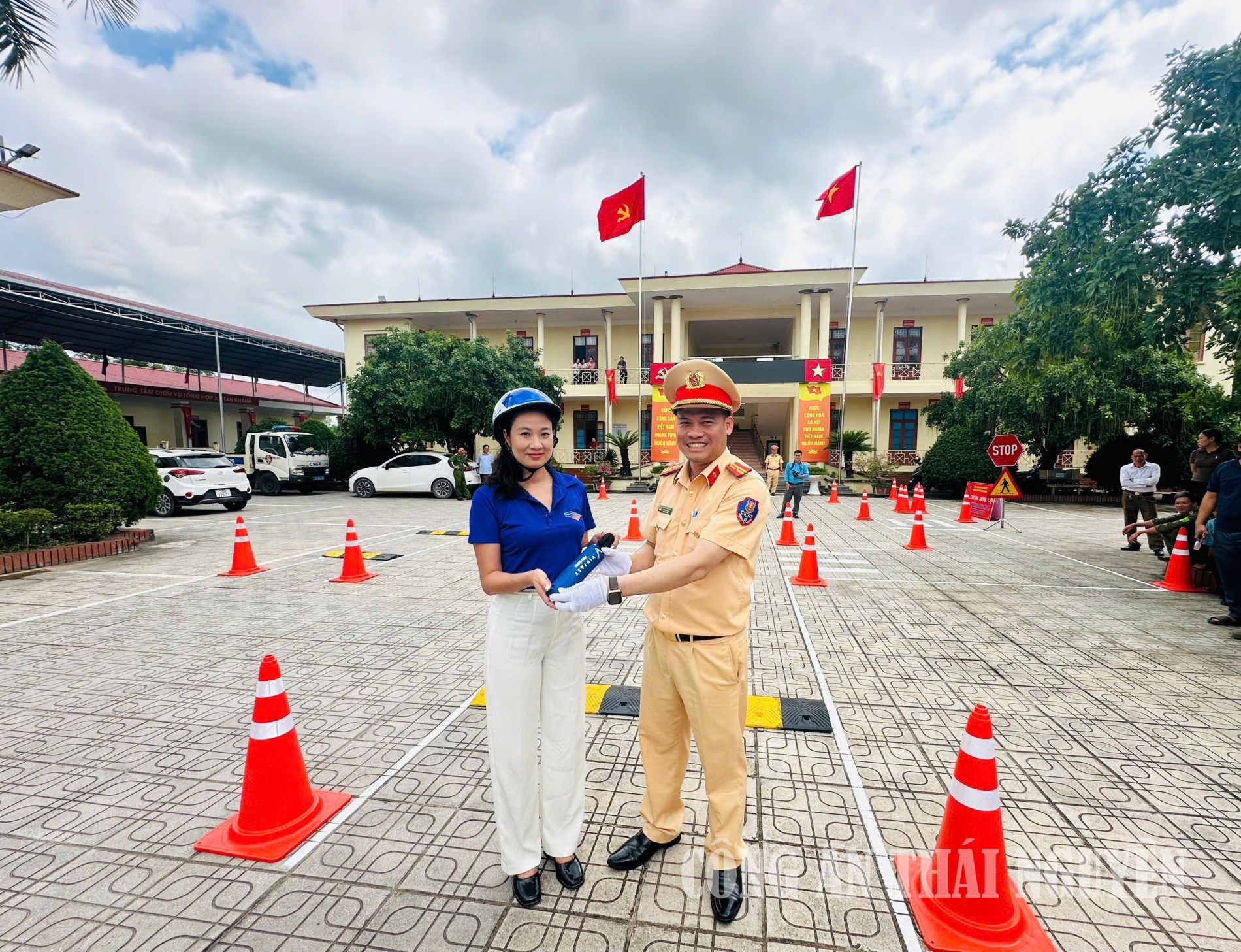 Cán bộ CSGT hướng dẫn các đại biểu cách lựa chọn và đội mũ bảo hiểm đúng quy cách.