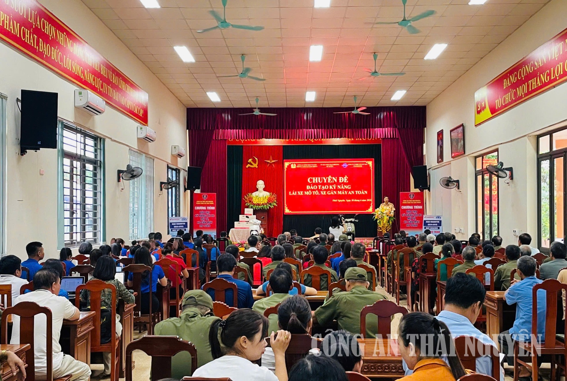 Quang cảnh chung của chương trình.
