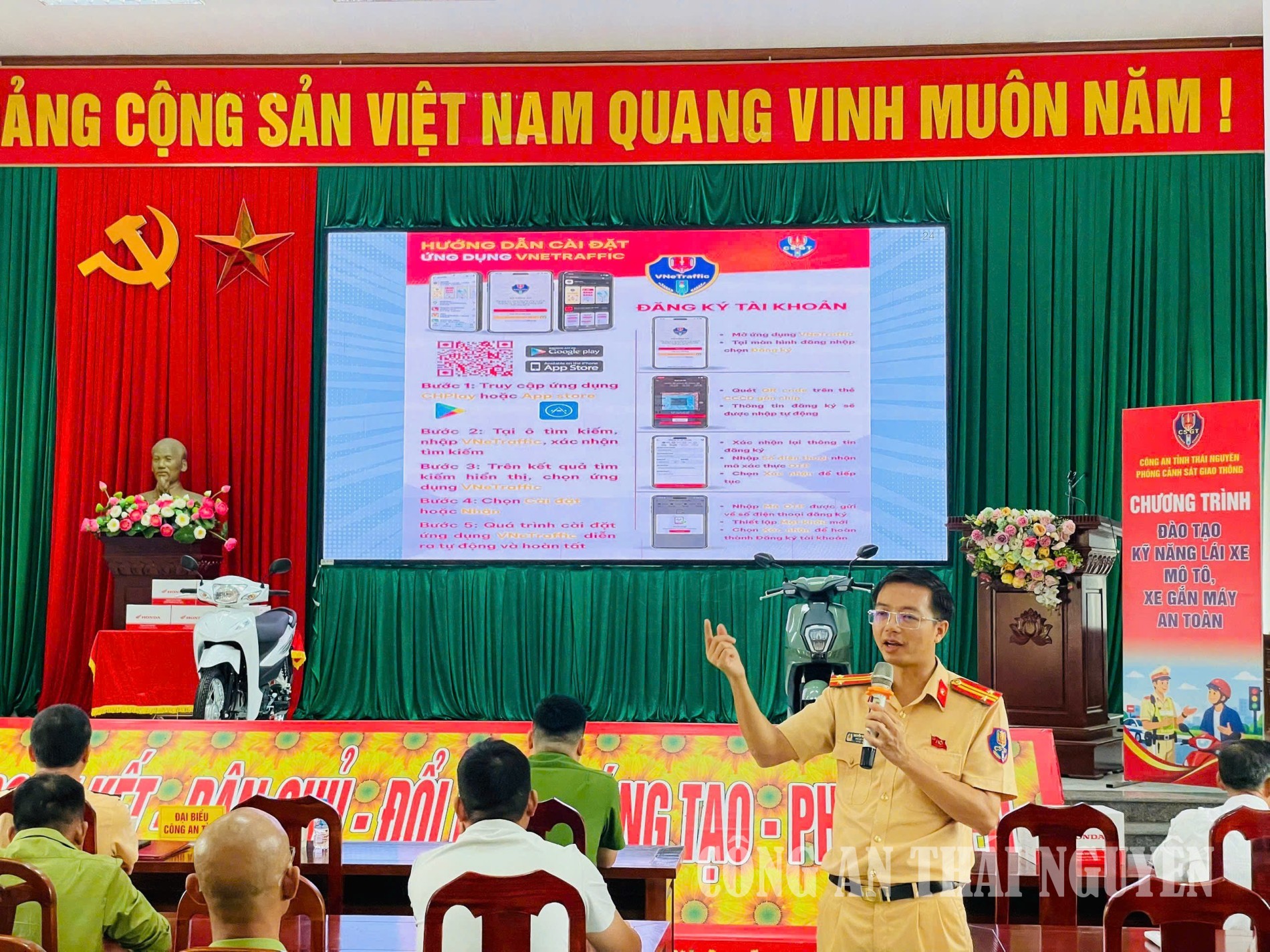 Cán bộ CSGT truyền đạt lý thuyết kỹ năng lái xe mô tô, xe gắn máy an toàn cho các đại biểu.