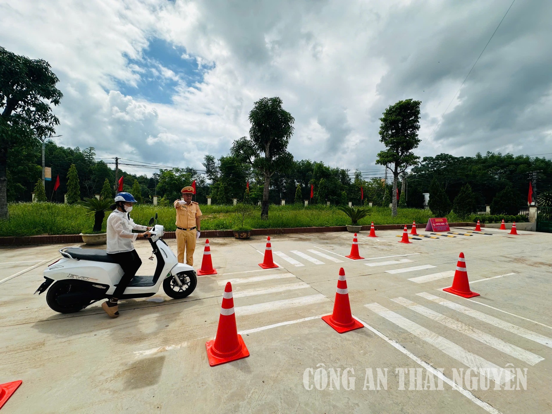 Lực lượng CSGT hướng dẫn các đại biểu thực hành các tình huống khi điều khiển phương tiện xe mô tô trong hình.