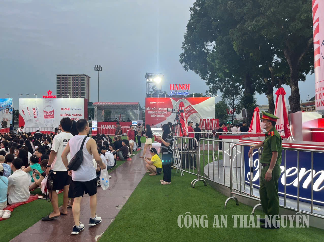 PHAN ĐÌNH PHÙNG BẢO VỆ LỄ HỘI BIA (2)