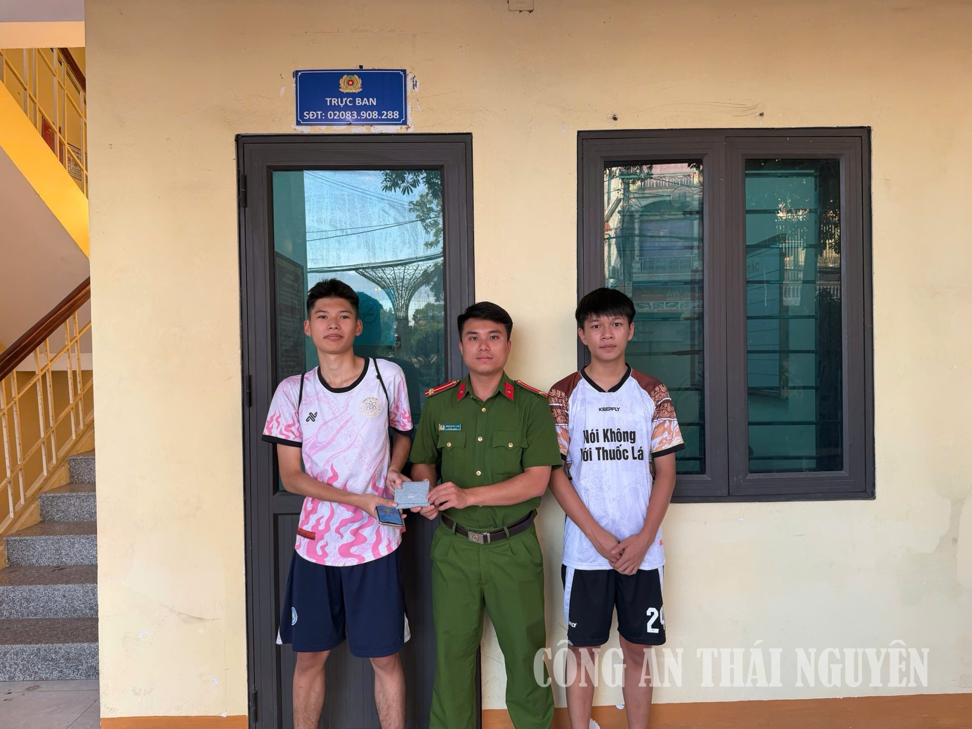 Công an phường Phổ Yên tiếp nhận trình báo của Nguyễn Anh Vũ và Nguyễn Quốc Việt về việc nhặt được ví da.