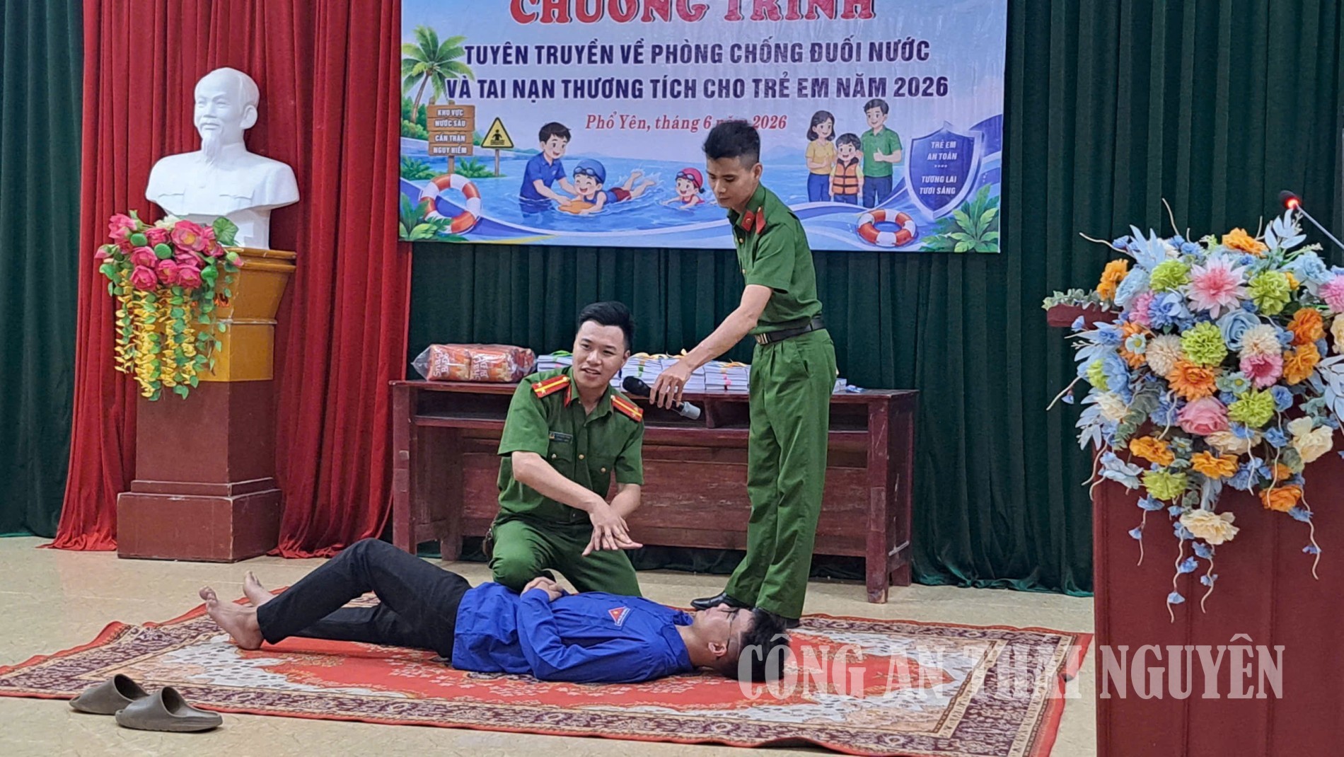 Công an phường Phổ Yên tuyên truyền phòng, chống đuối nước và tai nạn thương tích cho trẻ em.