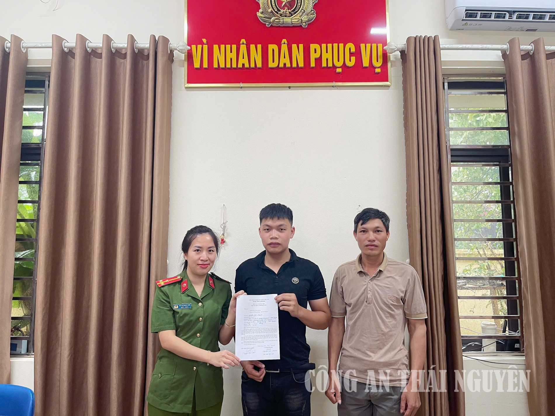 Công dân tình nguyện viết đơn tham gia tuyển chọn chiến sĩ nghĩa vụ năm 2027.