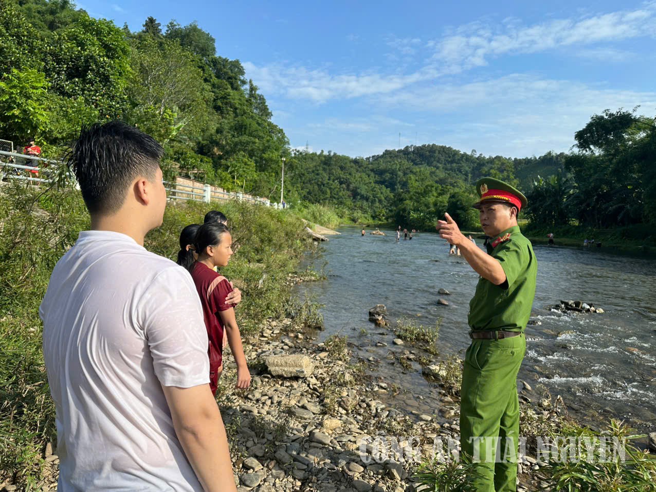 Công an xã Phong Quang cảnh báo đuối nước dịp nghỉ hè.