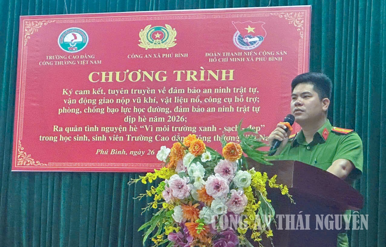 Công an xã Phú Bình tuyên truyền pháp luật.