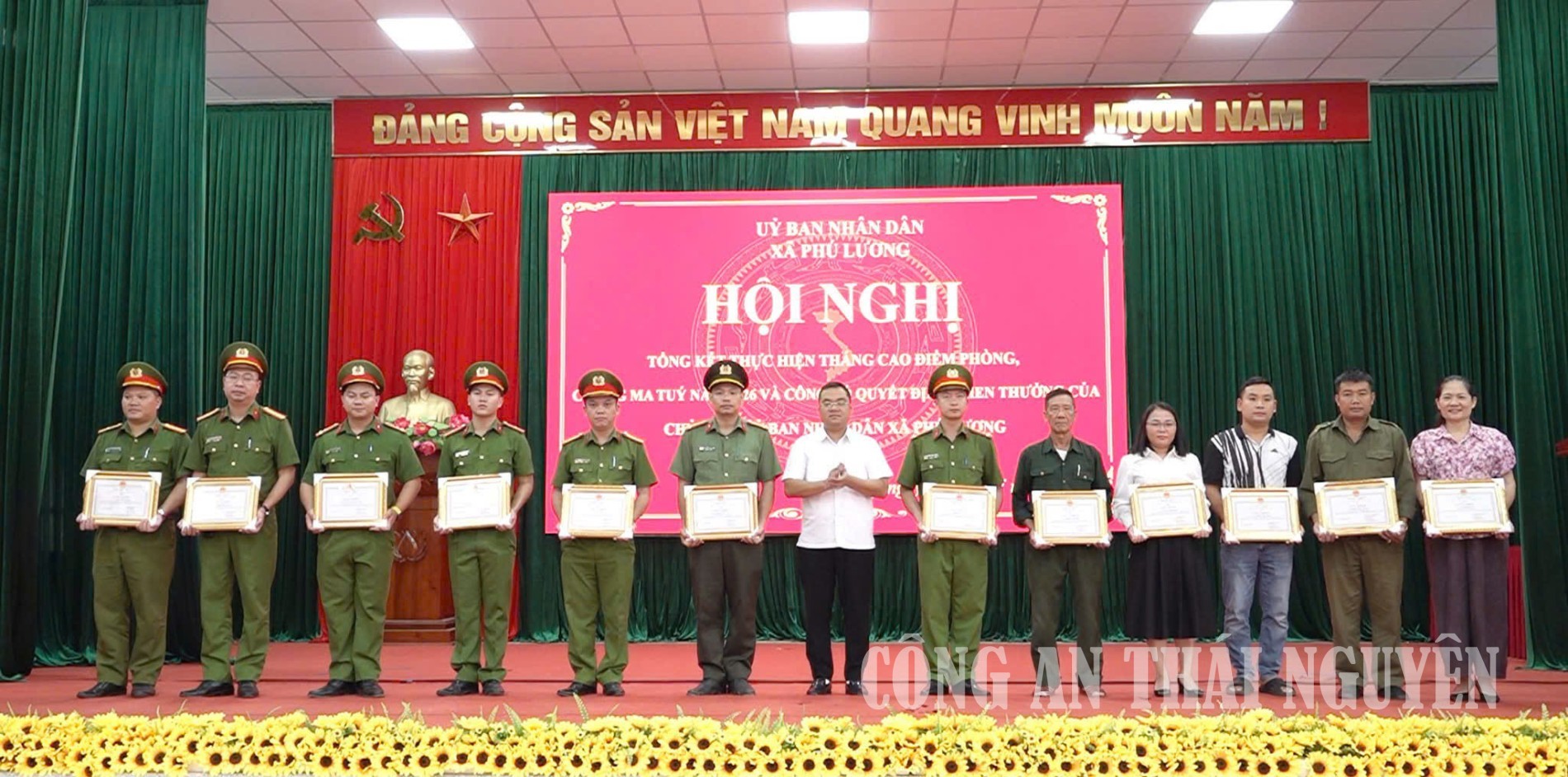 Các cá nhân, tập thể được khen thưởng.