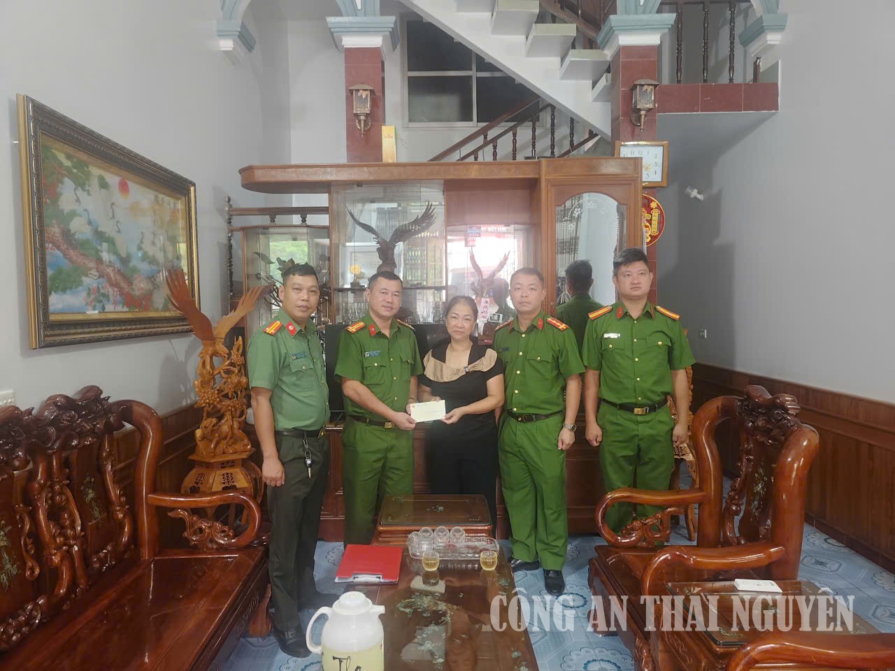 Công an xã Phú Xuyên thăm hỏi, tri ân gia đình liệt sĩ .