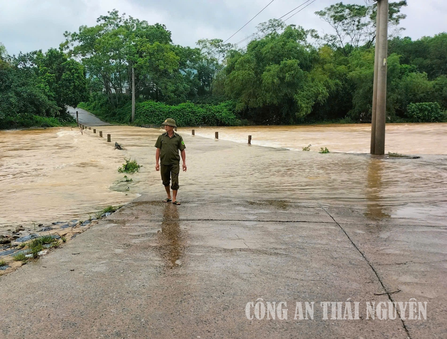 Công an phường Phúc Thuận rà soát các điểm có nguy cơ mất an toàn trong mùa mưa lũ.
