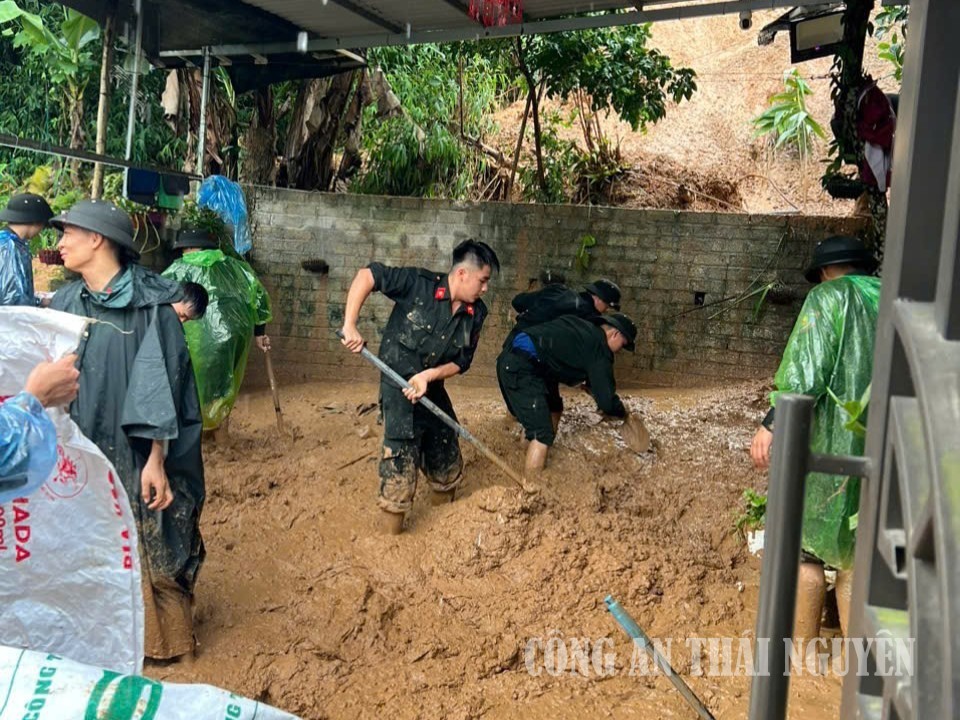 Phòng Cảnh sát cơ động hỗ trợ nhân dân tổ 12, phường Bắc Kạn dọn dẹp bùn đất