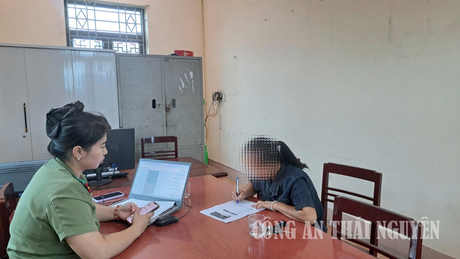 Nhắc nhở công dân có hành vi tương tác với nội dung xấu độc trên mạng xã hội.