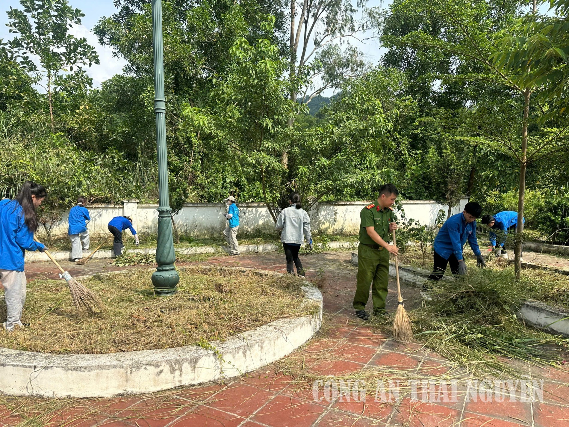 Tuổi trẻ Công an xã Quang Sơn chung tay chăm sóc các công trình ghi công liệt sĩ.