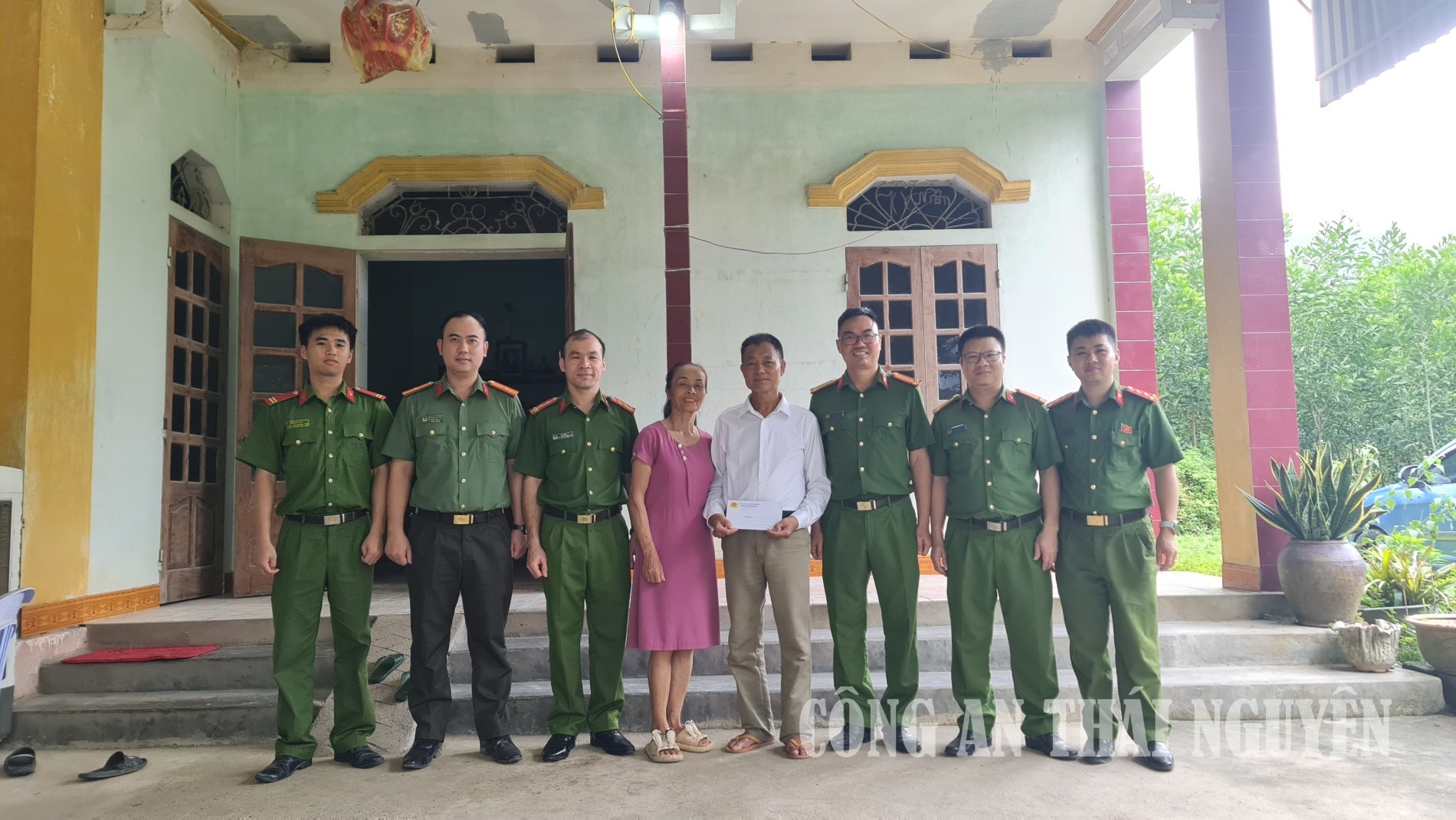 Công an xã Quang Sơn thăm hỏi, tặng quà gia đình chính sách.