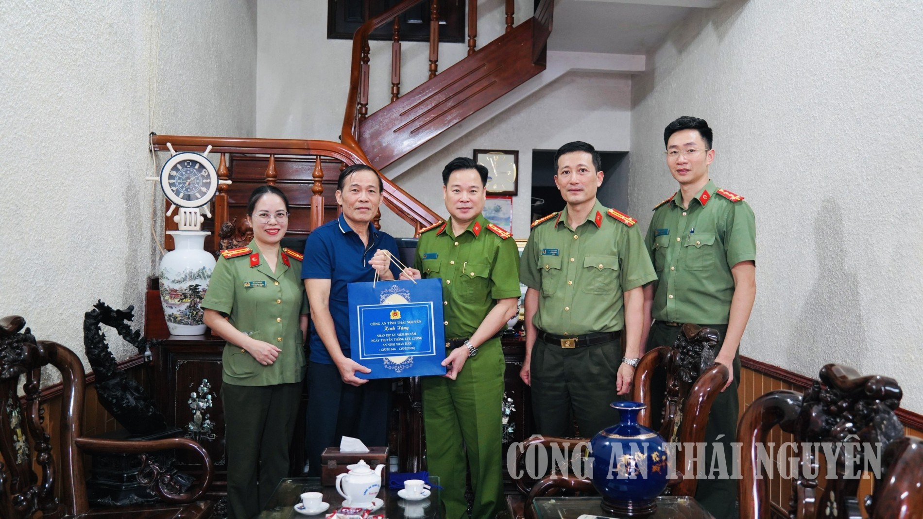 Sếp Hùng tặng quà
