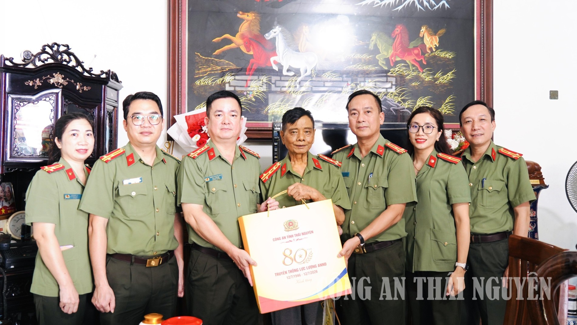 Sếp Huy tặng quà