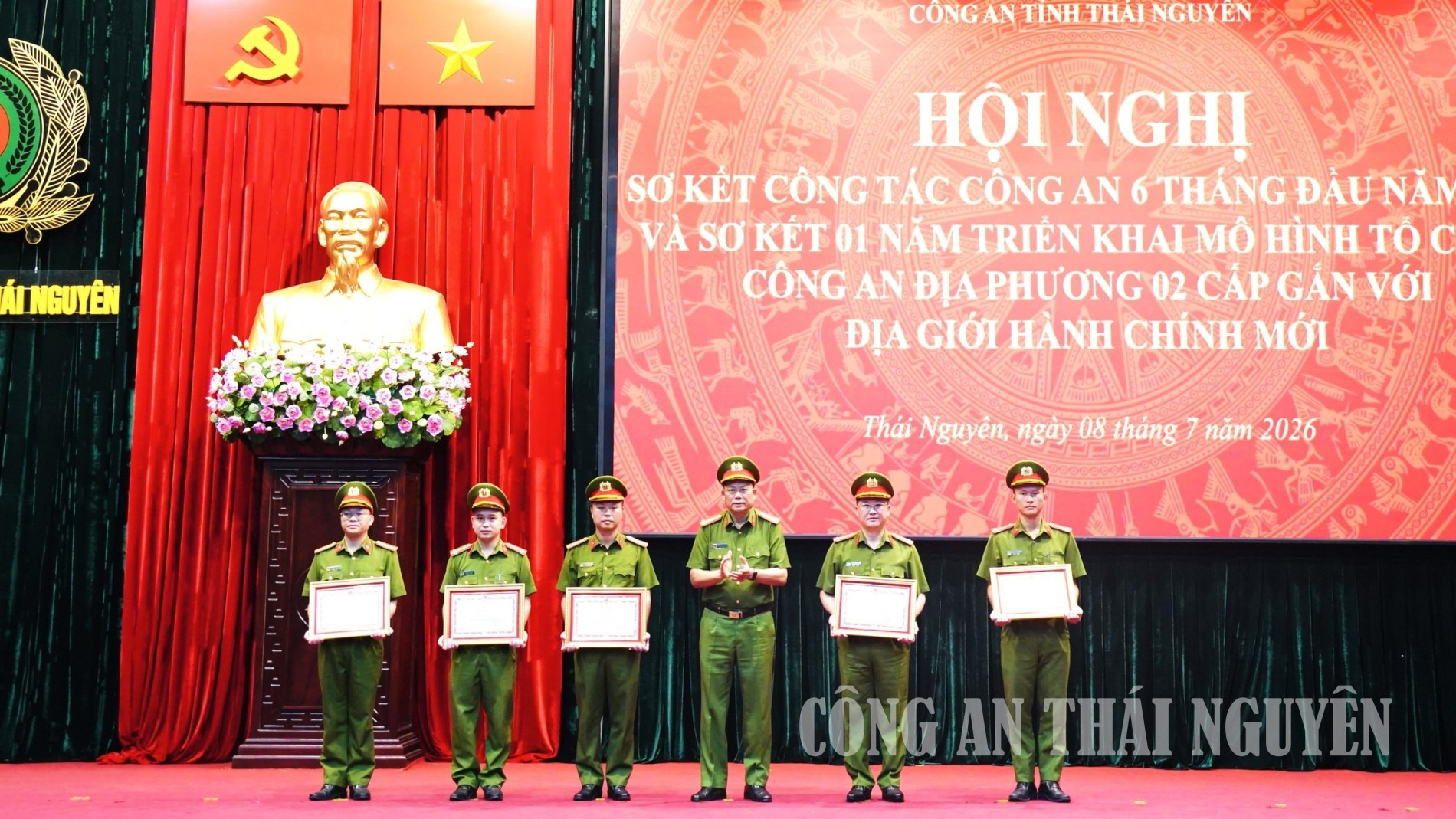 Sếp Thành trao thưởng