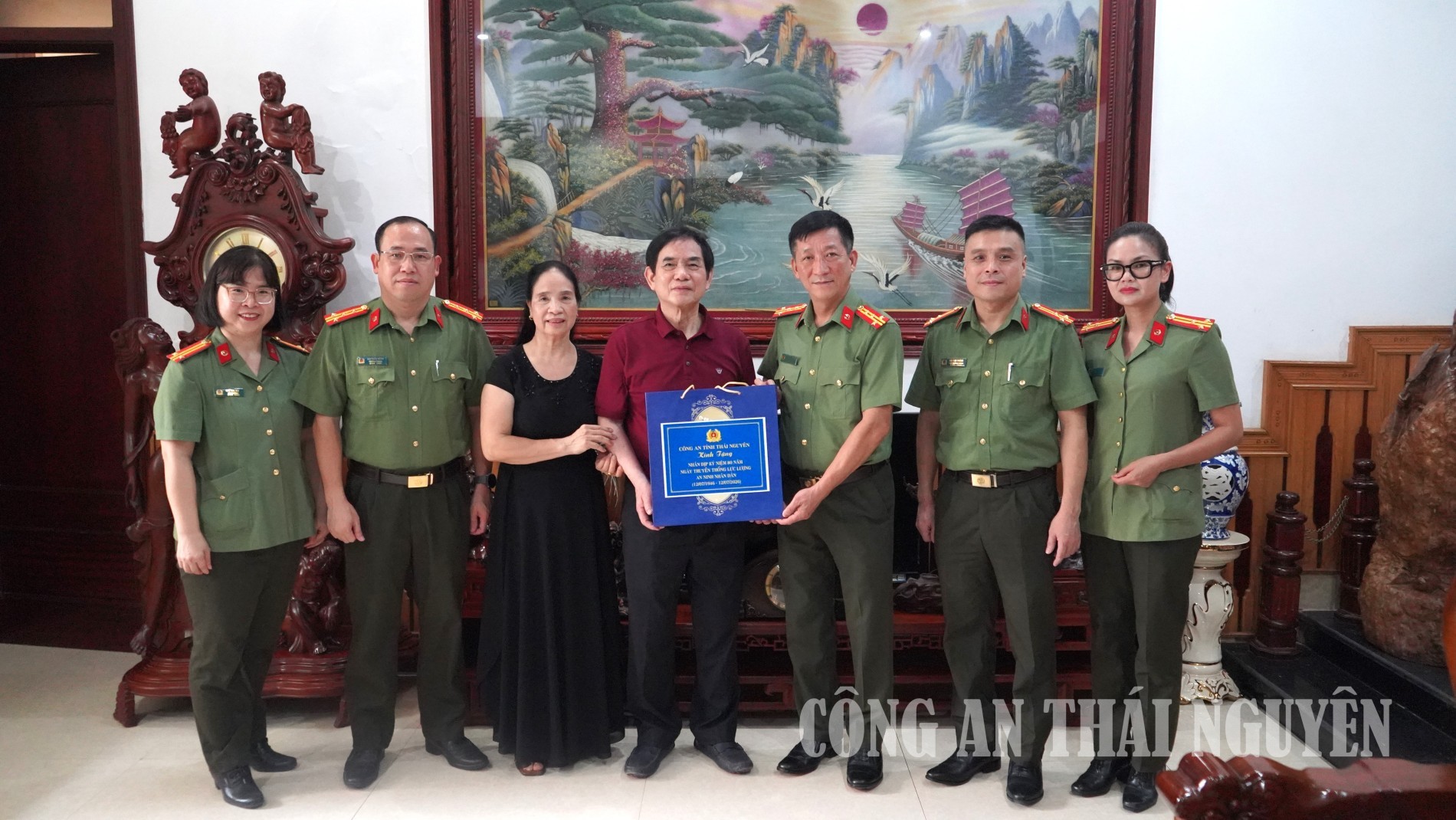 Sếp Trung tặng quà