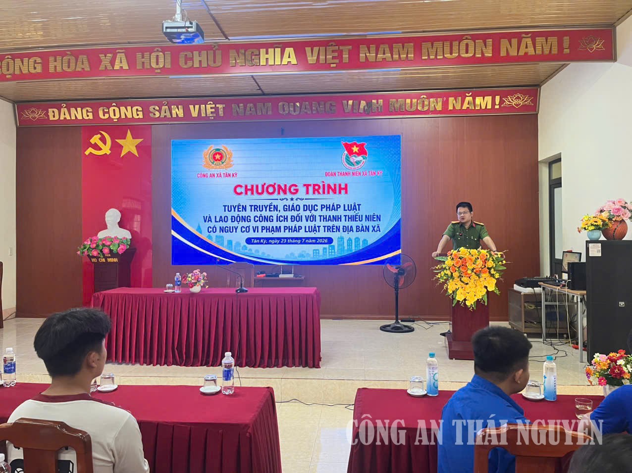 Tuyên truyền, giáo dục pháp luật cho thanh, thiếu niên có nguy cơ vi phạm pháp luật.