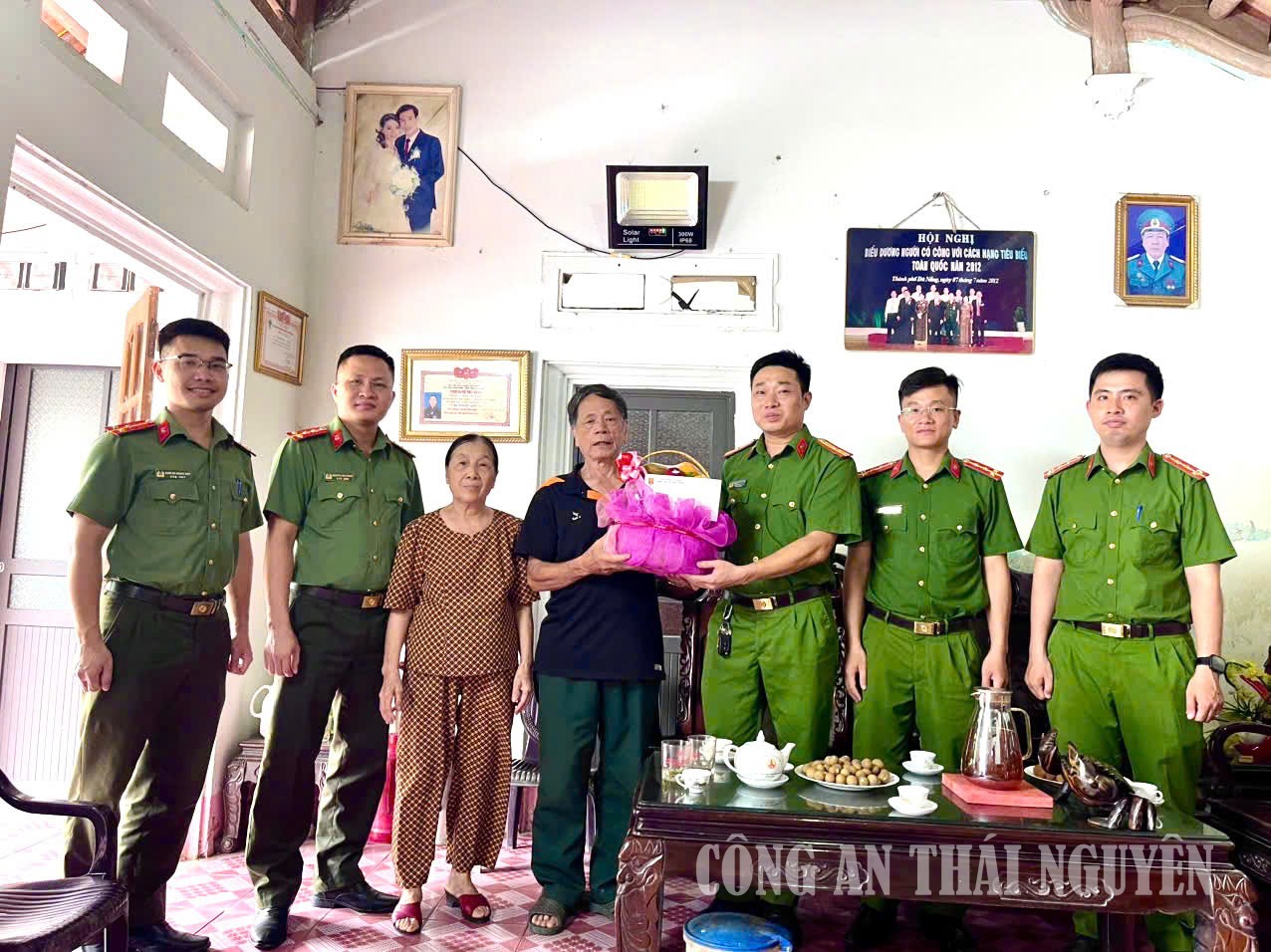 Công an xã Tân Thành thăm hỏi, tặng quà người có công với cách mạng.