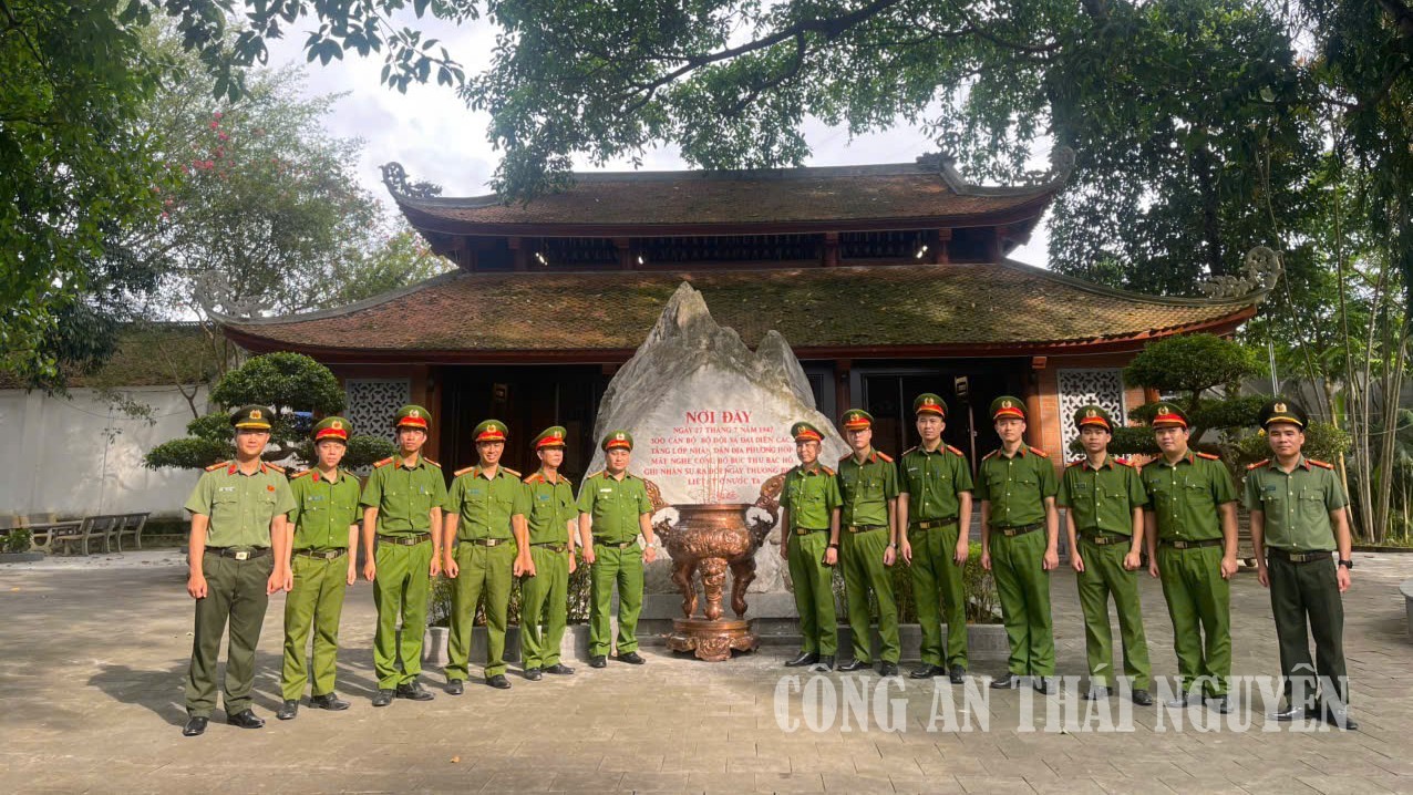 Công an xã Thành Công chụp ảnh lưu niệm tại khu di tích lịch sử quốc gia 27-7