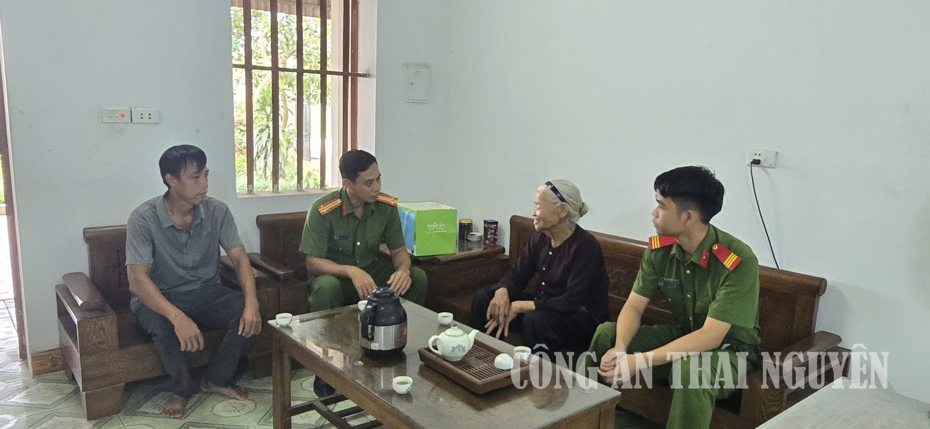 Công an xã Thành Công thăm, tặng quà gia đình chính sách.