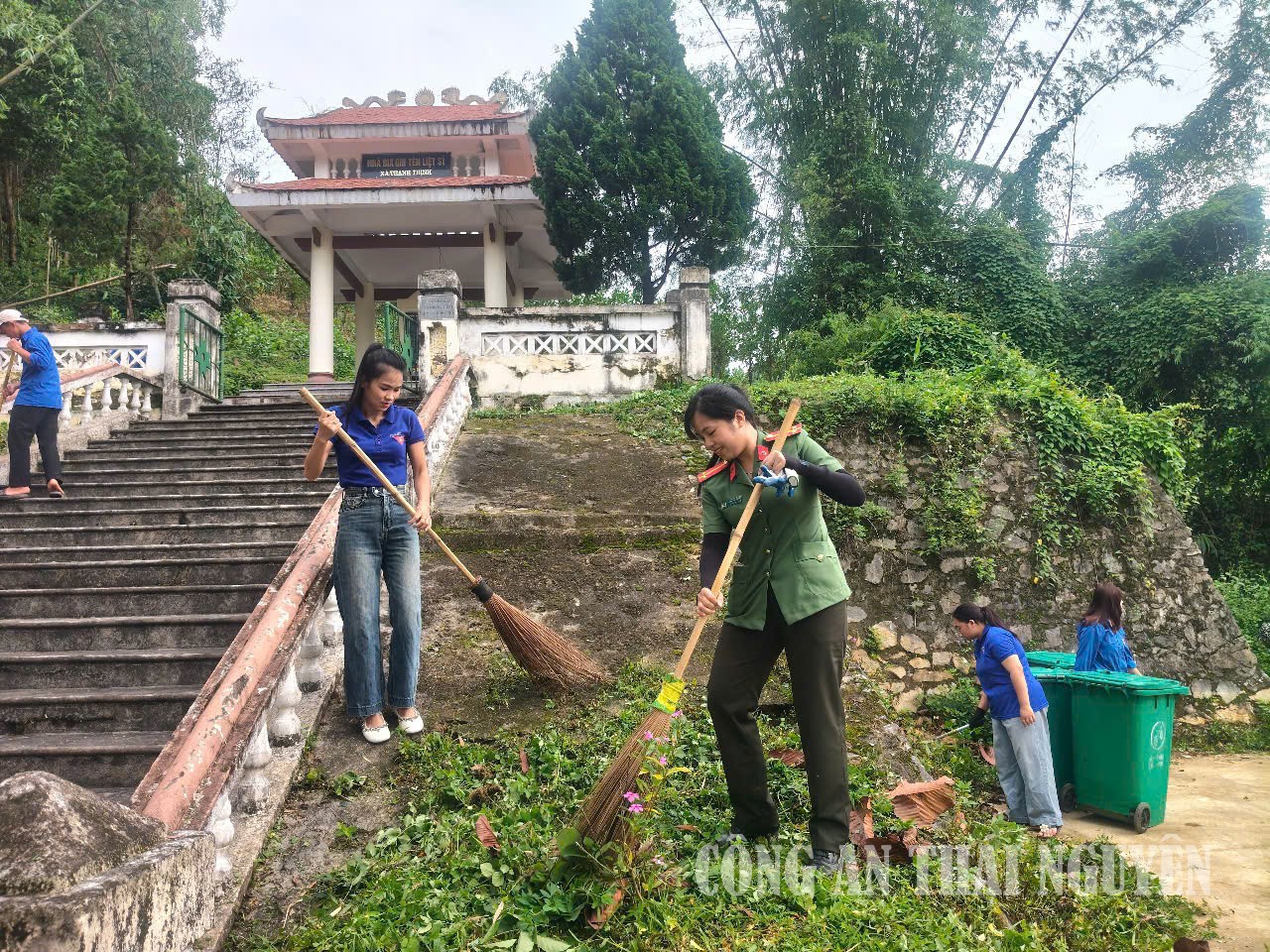 Đoàn viên thanh niên Công an xã ra quân tổng vệ sinh, tôn tạo cảnh quan tại 02 nhà bia ghi tên các anh hùng liệt sĩ.