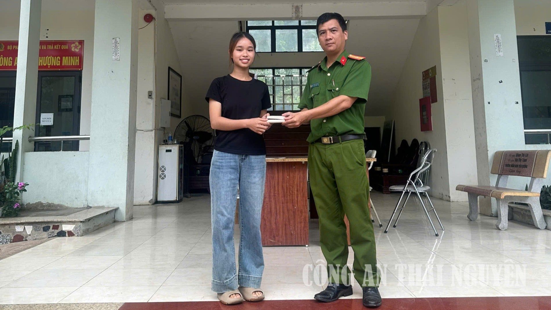 Công an xã trao trả chiếc ví bị đánh rơi cho công dân Hoàng Thị Xuân.
