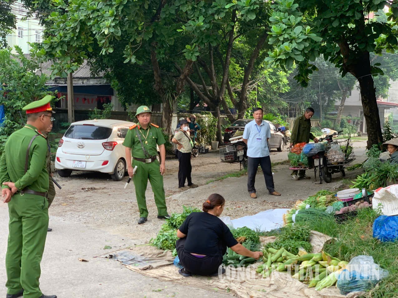 Lực lượng chức năng thực hiện nhiệm vụ giải toả hành lang, vỉa hè.