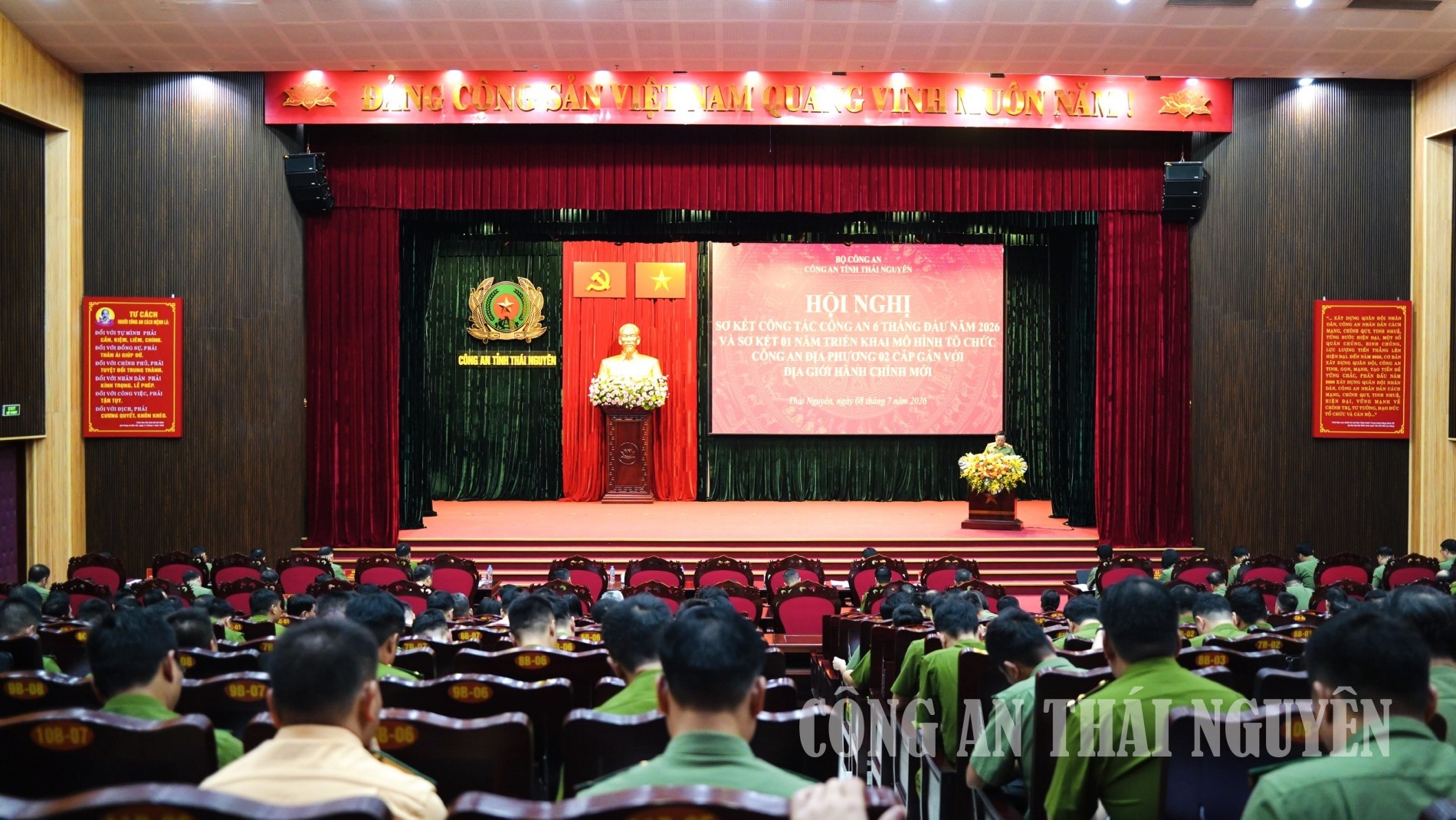 Toàn cảnh