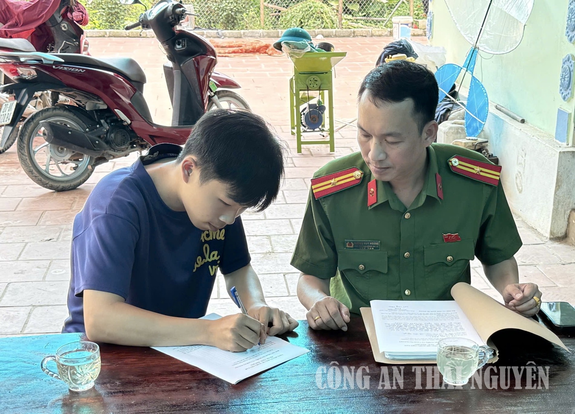 Công an xã tuyên truyền, vận động công dân tham gia nghĩa vụ Công an nhân dân năm 2027.