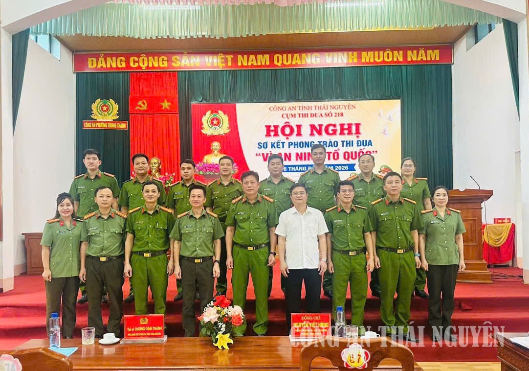 Các đại biểu chụp ảnh lưu niệm.