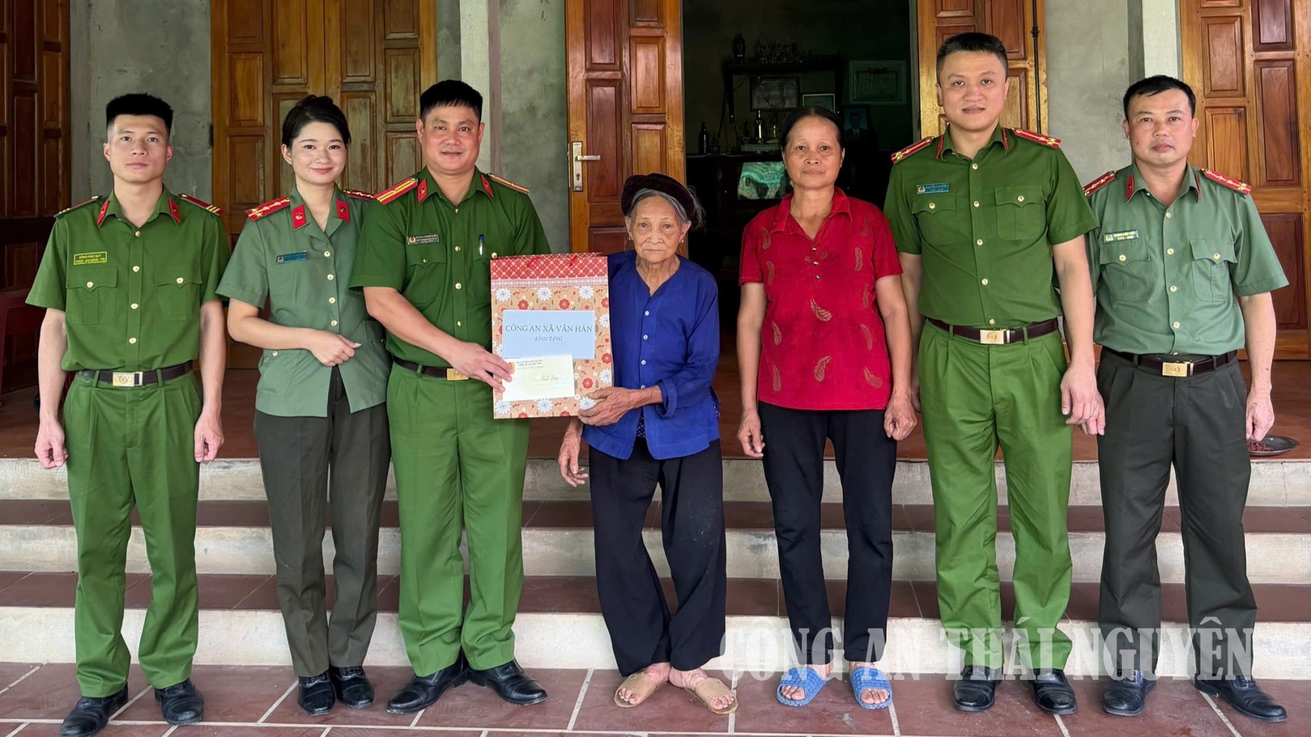 Công an xã Văn Hán thăm hỏi, tặng quà gia đình chính sách.