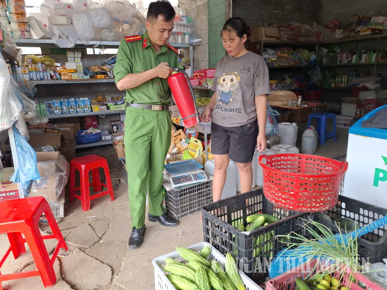 Công an xã Văn Lang kiểm tra phòng cháy, chữa cháy tại các cơ sở kinh doanh.