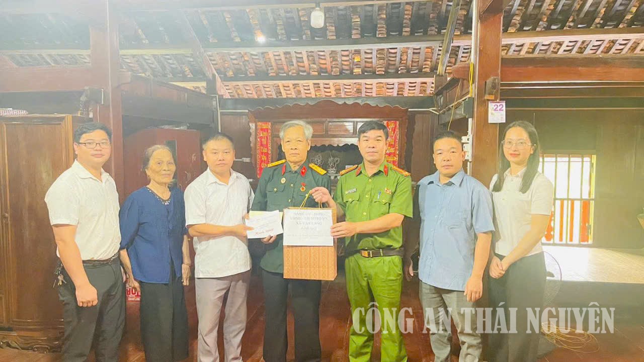 Thăm hỏi, tặng quà người có công với cách mạng trên địa bàn xã Văn Lang.