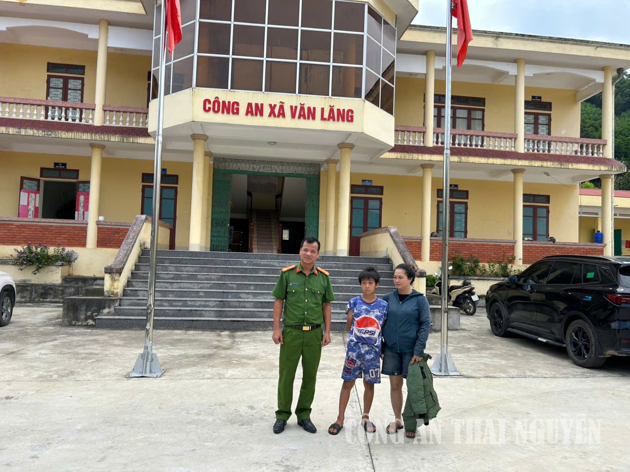 VĂN LĂNG ĐƯA TRẺ BỊ LẠC VỀ NHÀ (1)