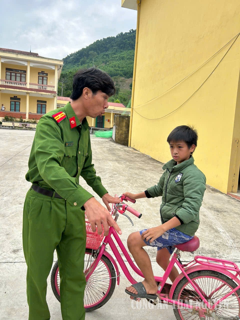 VĂN LĂNG ĐƯA TRẺ BỊ LẠC VỀ NHÀ (2)