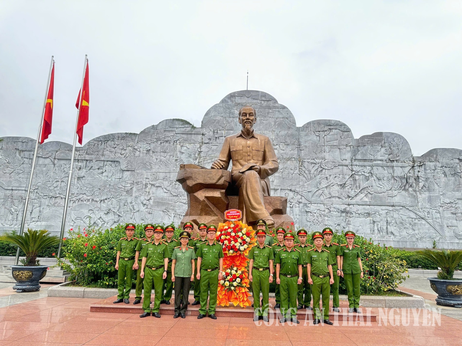 VẠN PHÚ VỀ NGUỒN (4)