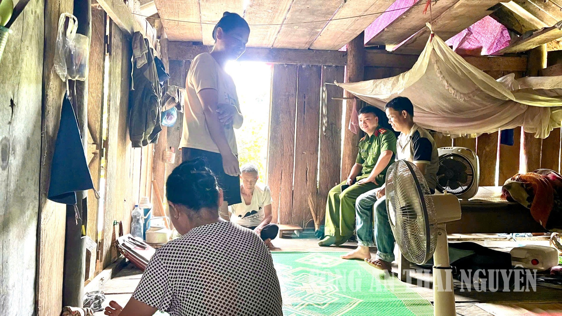 Công an xã phối hợp với Tổ rà soát, khảo sát thực tế từng hộ dân trên địa bàn xã.