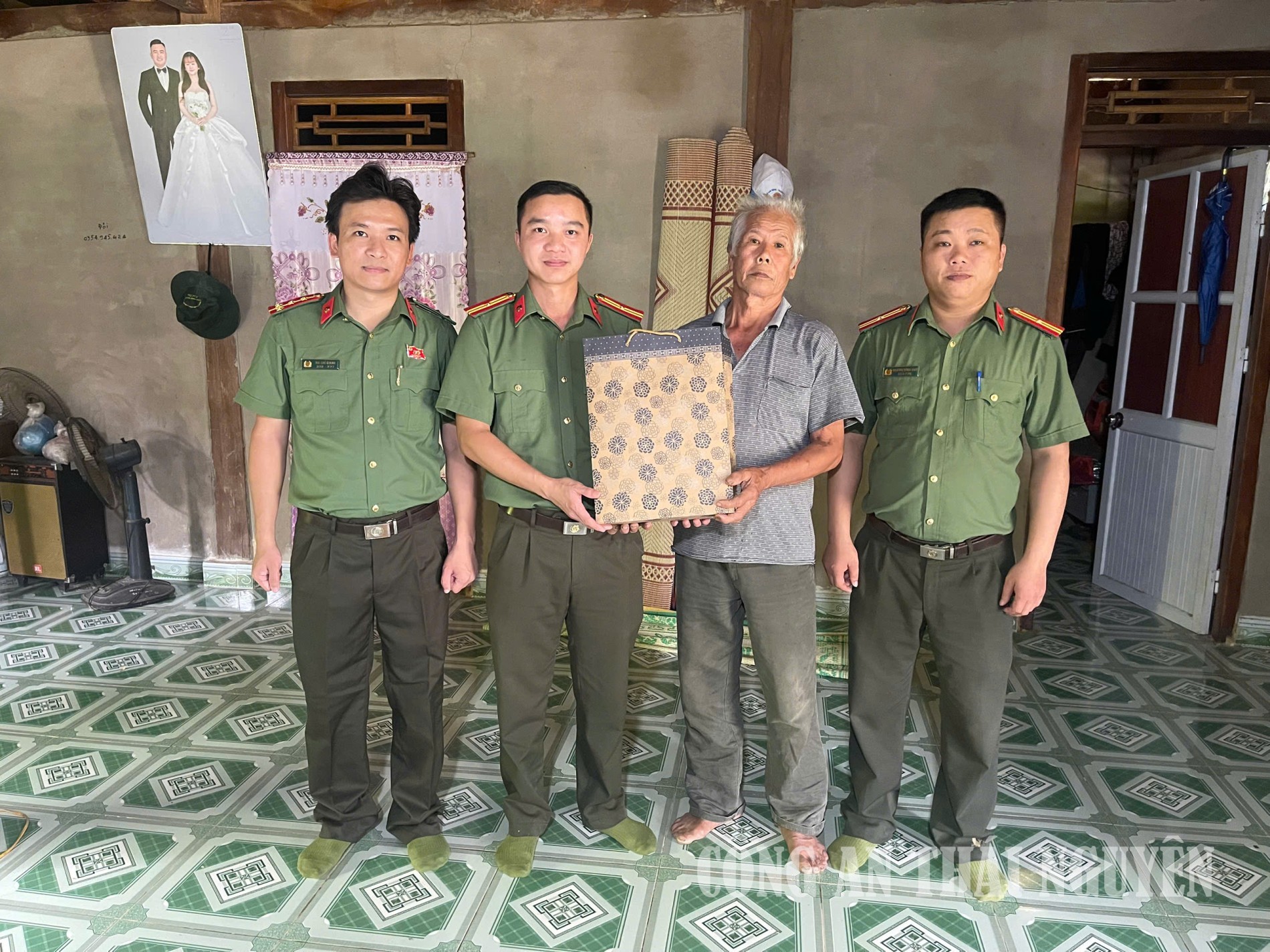 Công an xã tặng quà các gia đình thương binh, bệnh binh, thân nhân gia đình liệt sĩ.