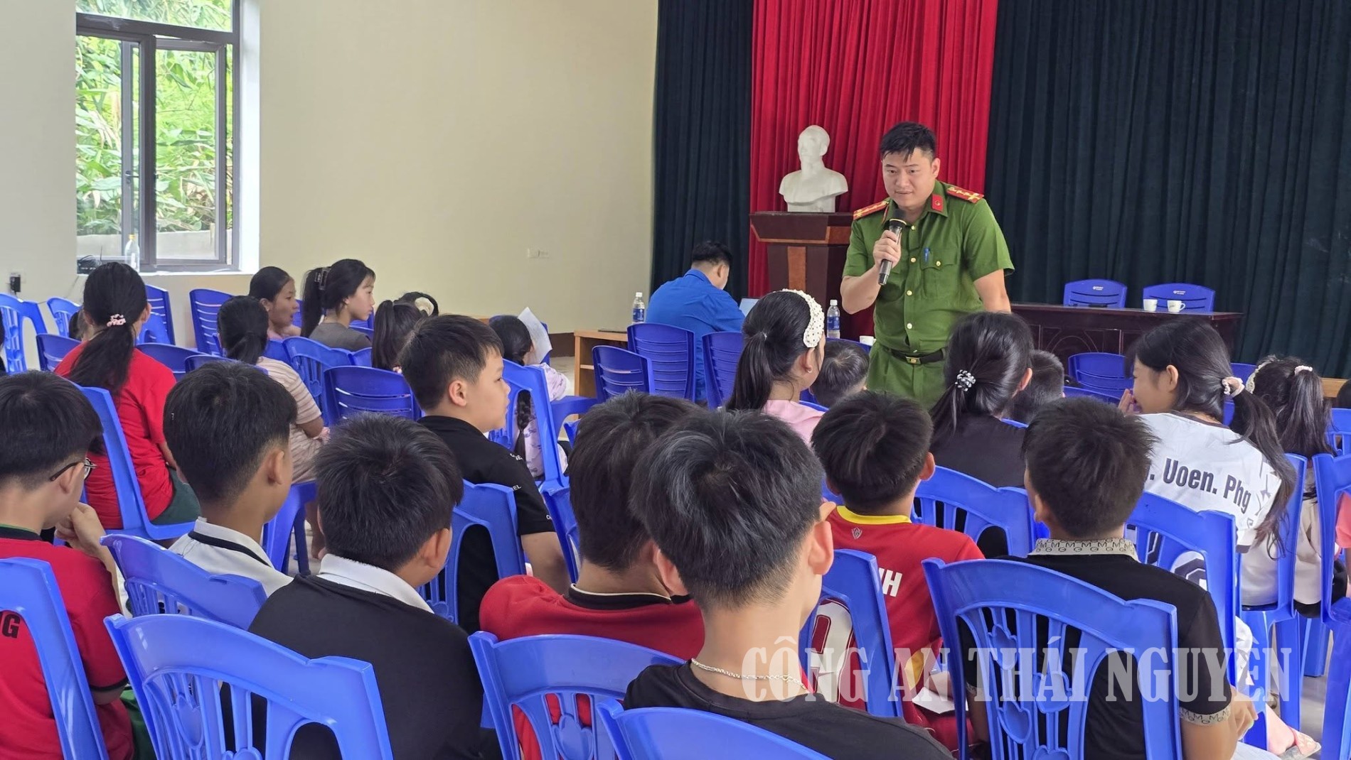 Đoàn Thanh niên Công an xã Yên Bình tuyên truyền về phòng chống đuối nước.