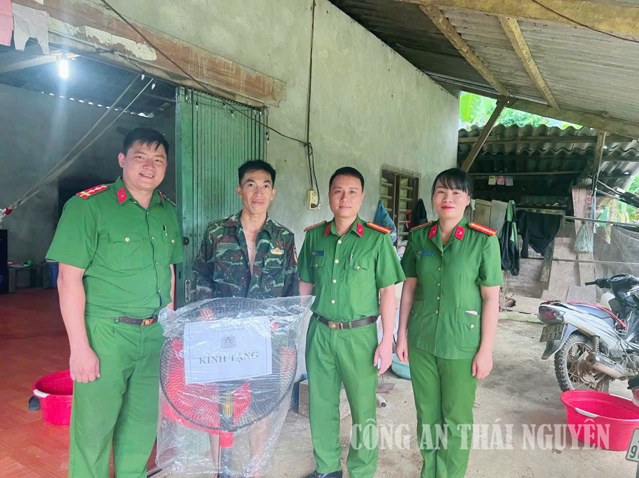 Công an xã Yên Bình thăm, tặng quà các đối tượng chính sách.