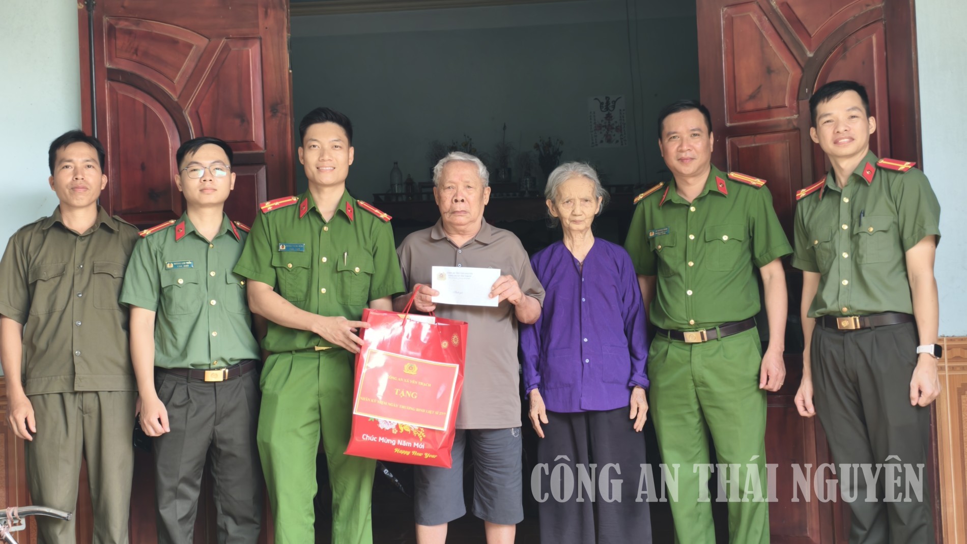 Thăm hỏi, tặng quà các gia đình chính sách trên địa bàn.