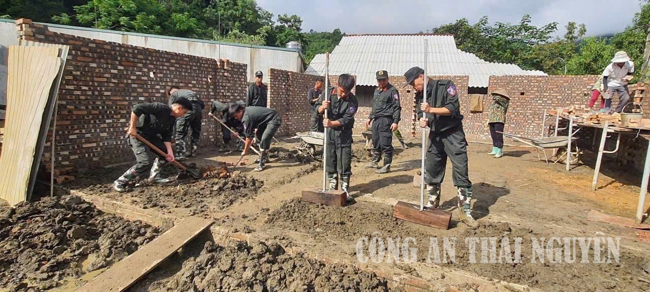 Chi đoàn phòng Cảnh sát cơ động thi đua “Ba nhất” vì Nhân dân phục vụ.