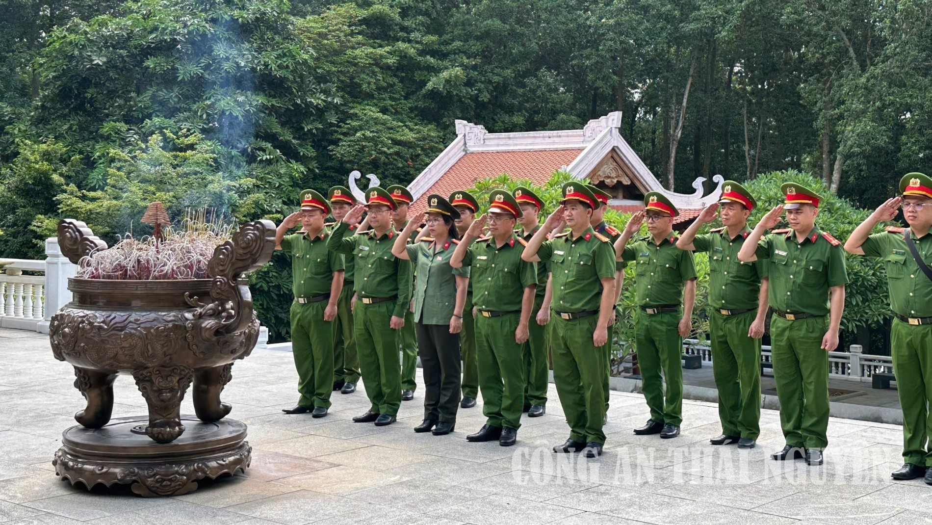 Công an xã Trần Phú tổ chức báo công, dâng hương tại khu di tích K9.
