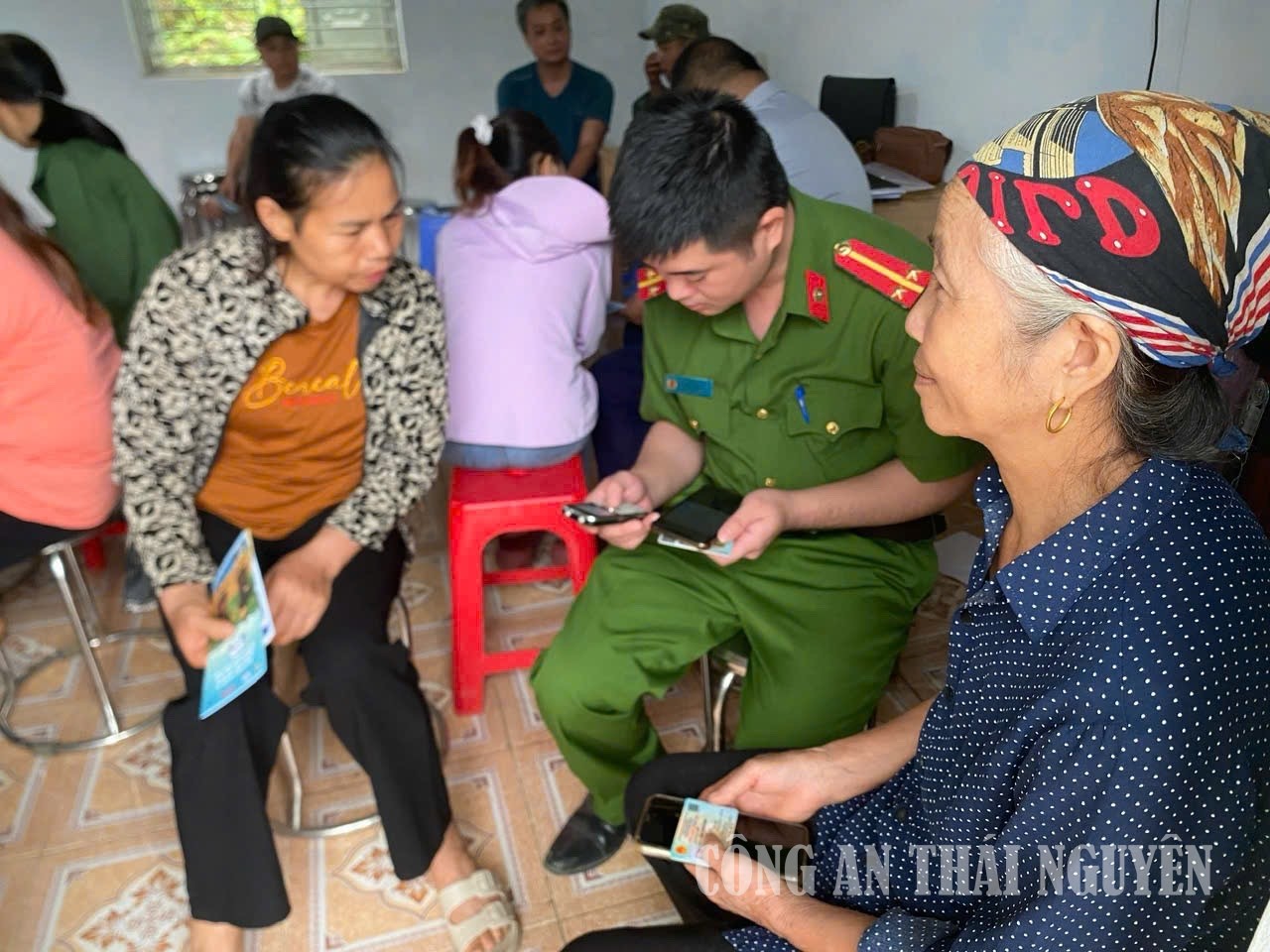Công an xã Nghĩa Tá tận tình hỗ trợ đồng bào dân tộc thiểu số thực hiện thủ tục hành chính