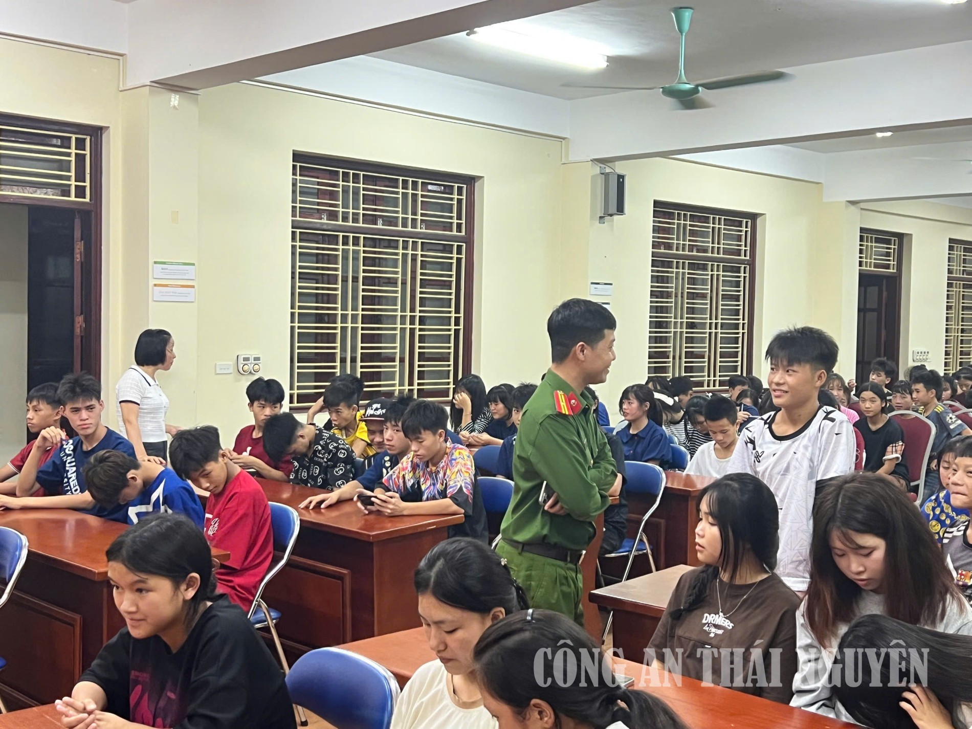 Tuyên truyền pháp luật, hướng dẫn sử dụng VNeID cho học sinh, sinh viên