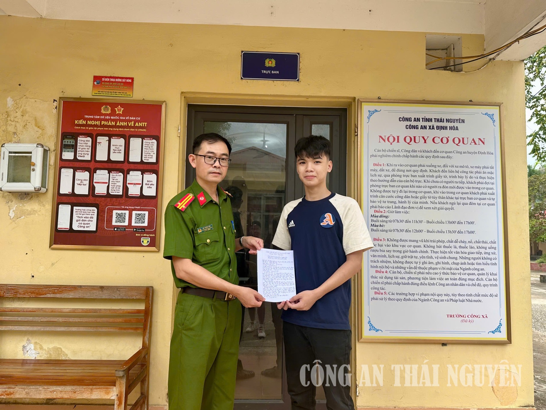Công an xã tiếp nhận đơn tự nguyện đăng ký thực hiện nghĩa vụ tham gia CAND năm 2027 của công dân.